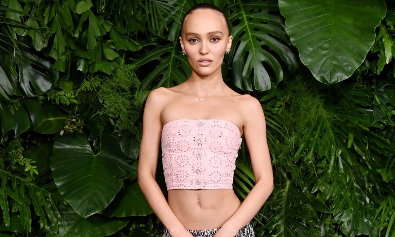 Lily-Rose Depp latem babcine klapki nosi nawet na randkę