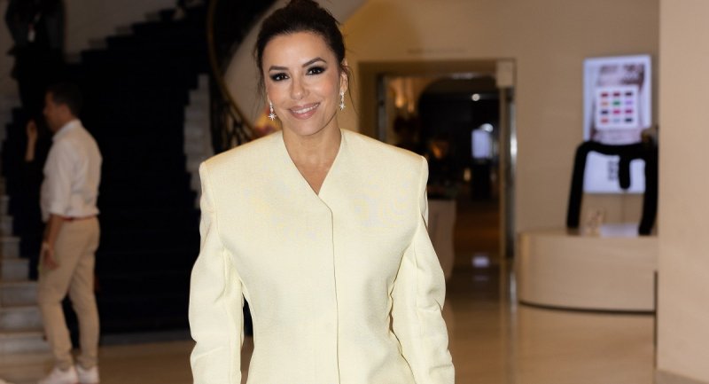 Eva Longoria w Cannes po godzinach stawia na szykowną stylizację z sukienką marynarką w roli głównej