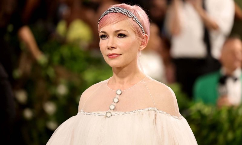 Michelle Williams na MET Gali zadebiutowała w różowym pixie cut