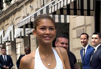 Zendaya w topie bez stanika i balerinach pokazuje, że paryżanką nie trzeba się urodzić