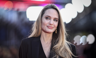 Posągowa Angelina Jolie w modnej pelerynie zamiast płaszcza wygląda jak bogini