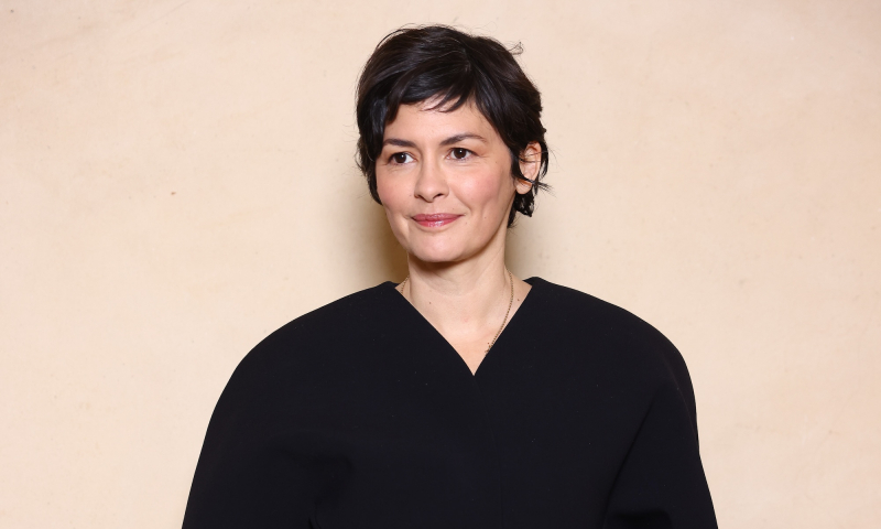 Modną, podkreślającą talię marynarkę Audrey Tautou pokochałaby sama Coco Chanel