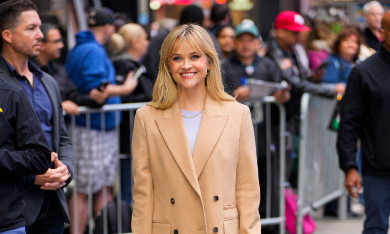 Reese Witherspoon najmodniejszy brązowy kardigan na jesień 2024 nosi z jeansami przed kostkę