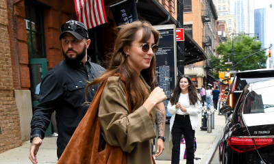 Dakota Johnson już stała się naszą jesienną muzą. Jej sztruksowe spodnie będą hitem