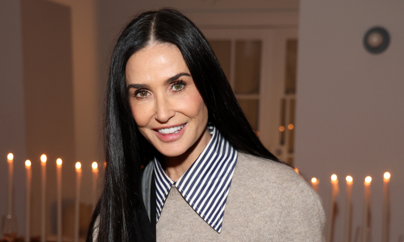 Demi Moore nie skraca jeansów, tylko nosi modne, ekstremalnie długie nogawki