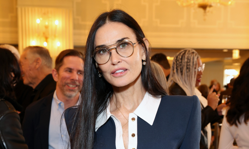 Demi Moore pokazuje, że kardigan świetnie sprawdzi się zamiast marynarki