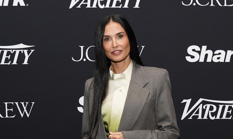 Jesienią 2024 wzorem Demi Moore biurową sukienkę przełamujemy ciężkimi kozakami