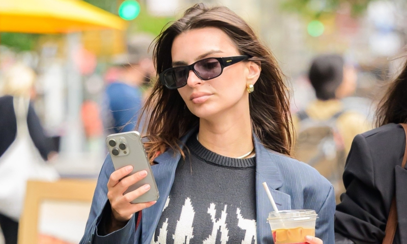 Jesienią wzorem Emily Ratajkowski sneakersy nosimy w kolorze ulubionej latte