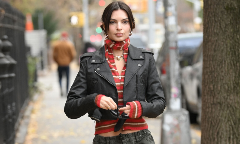 Emily Ratajkowski nosi timberlandy do spodni baggy w modnym looku w stylu lat 2000.