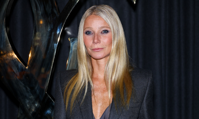 Gwyneth Paltrow wie, że proste jeansy i sneakersy Nike Cortez to zestaw na każdą pogodę