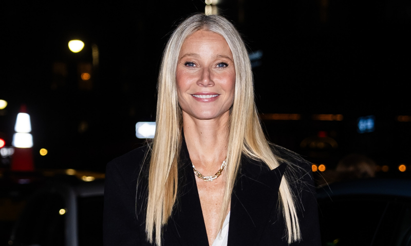 Gwyneth Paltrow w spodniach skinny i swetrze jako najmodniejszym zestawie zimy 2025