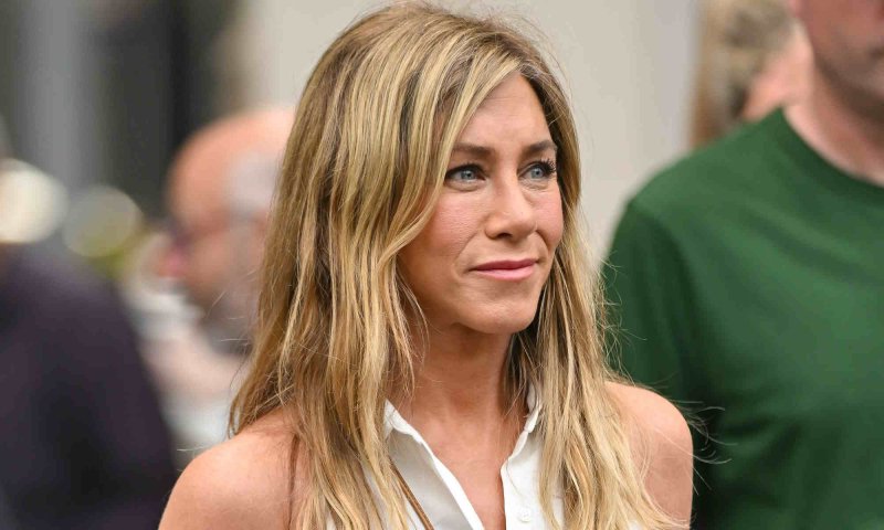 Jennifer Aniston stawia na spodnie z szeroką nogawką o szlachetnym składzie