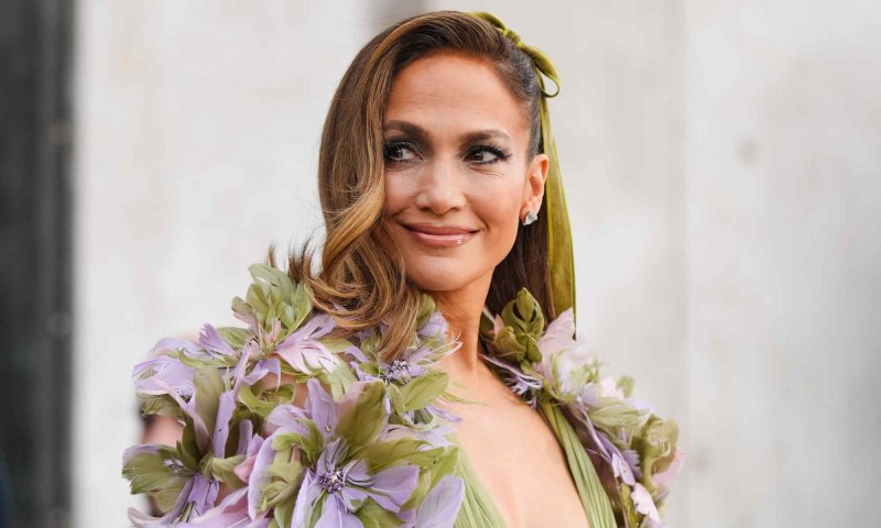 Jennifer Lopez nawet sukienkę boho i sandały na koturnie nosi w wersji glamour 