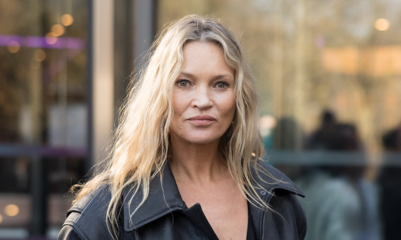 Kate Moss pokazuje nogi do nieba w skinny jeans i wysokich mulach