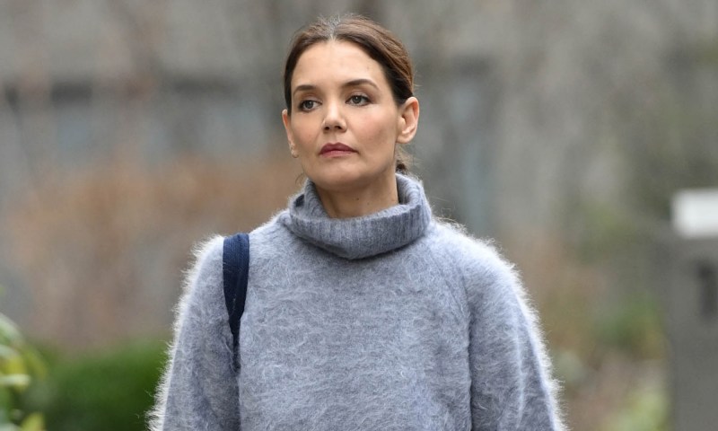 Katie Holmes nosi buty, zapowiadające wiosnę: brązowe plecione baleriny