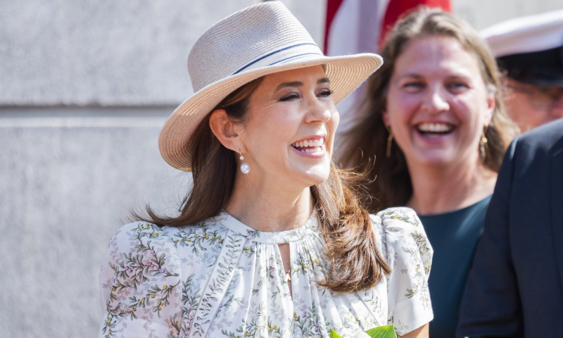 Duńska królowa Maria testuje boho look w dwóch wersjach: eleganckiej i sportowej