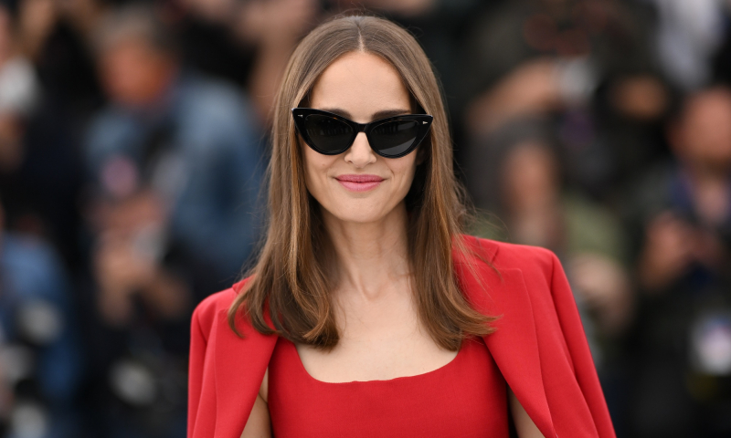 Natalie Portman jesienią 2024 szerokie jeansy nosi z modnym podwinięciem