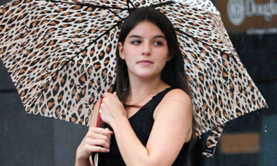 Suri Cruise stylizuje modny czarny zestaw: elegancka spódnica maxi i białe sneakersy