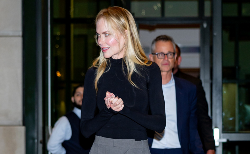 Nicole Kidman nosi garniturowe spodnie z szerokimi nogawkami. To podstawa eleganckich stylizacji