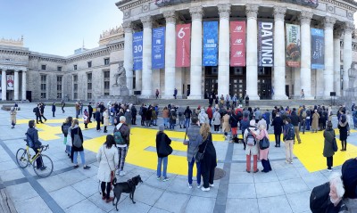 Ogromny napis „Dzieci” w centrum Warszawy w hołdzie Ukrainie 