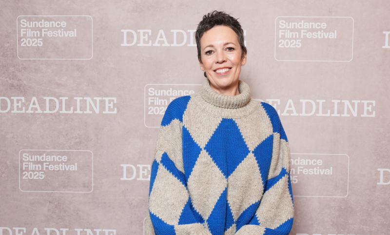 Olivia Colman baggy jeans zestawia ze sneakersami. Jak ograć ten duet wiosną?