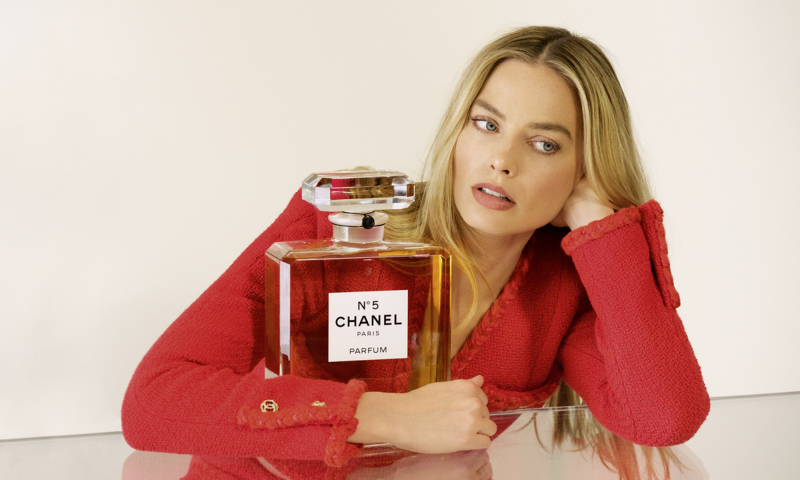 Margot Robbie została nową twarzą perfum Chanel N°5