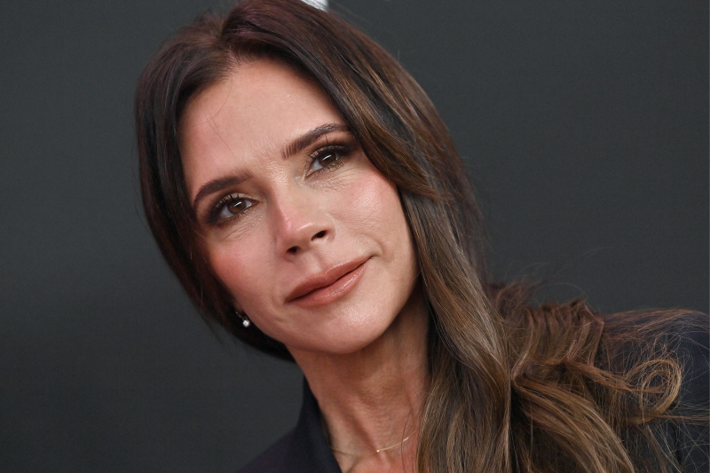 Ikona stylu Victoria Beckham z córką Harper zachwycają w modnych kreacjach z satyny