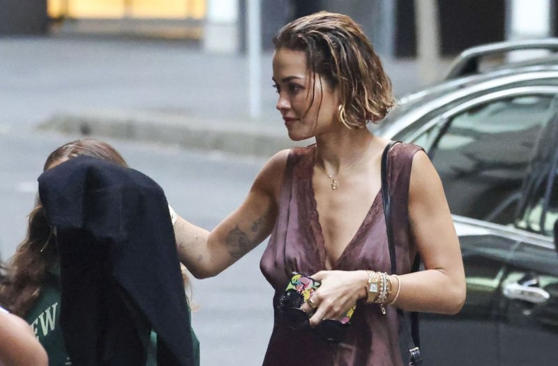 Rita Ora w wiosennym wydaniu łączy slip dress z balerinami bez pięty