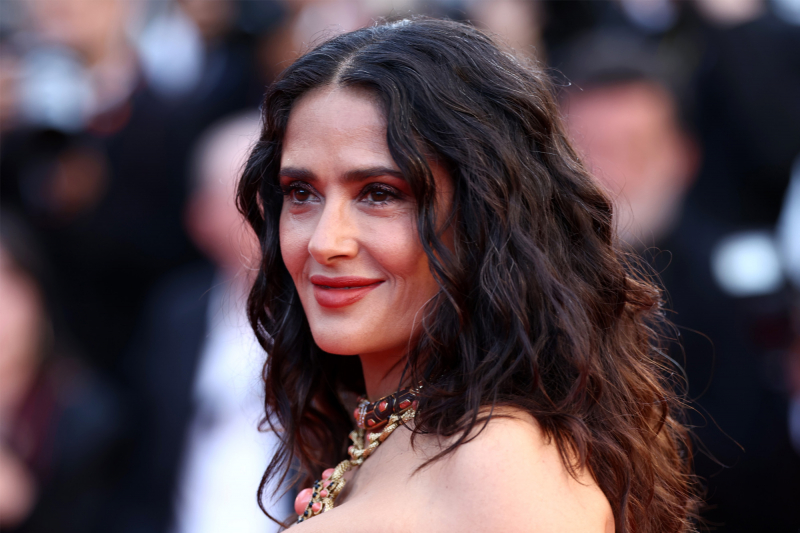 Salma Hayek żegna lato w słonecznym bikini i siwych włosach upiętych w warkocze