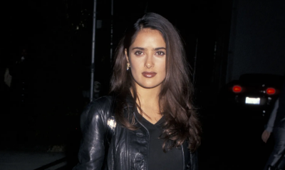 Skórzana kurtka do eleganckich spodni? Ten look Salmy Hayek z lat 90. robi furorę