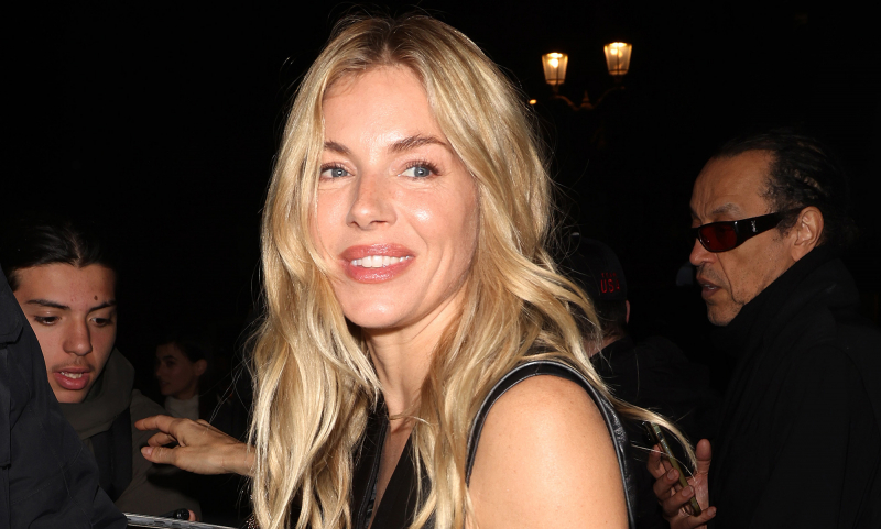 Sienna Miller białe jeansy nosi cały rok. Wiosną wybiera modny krój balloon