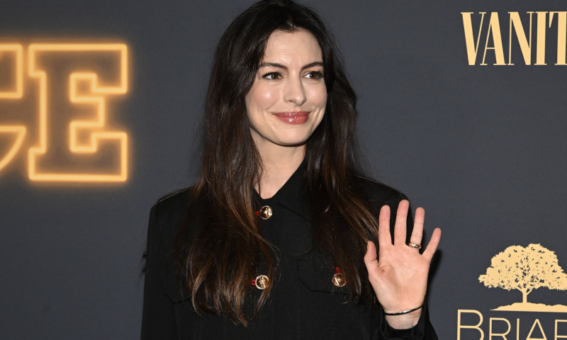 Anne Hathaway wie, że bordowe szpilki najlepiej pasują do skórzanych spodni