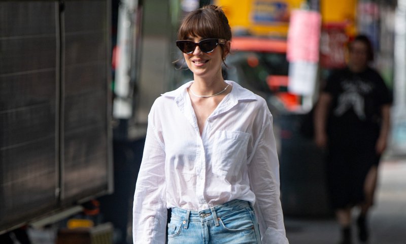 Dakota Johnson zachwyca stylizacjami z najmodniejszymi sneakersami lata 2024 roku