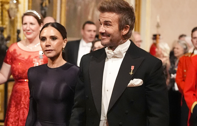 Victoria Beckham na wizytę w pałacu Buckingham wybrała sukienkę, która modeluje sylwetkę