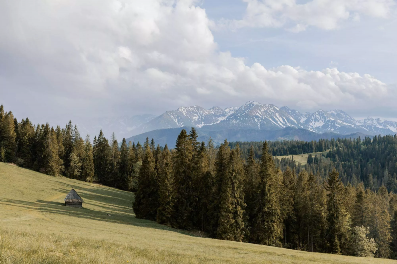 W nowym numerze „Vogue Polska Travel” odkrywamy podhalańskie dziedzictwo Tatr