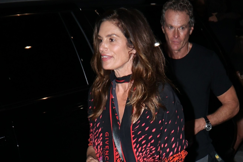 Tylko ikona stylu Cindy Crawford może nas przekonać do woskowanych spodni