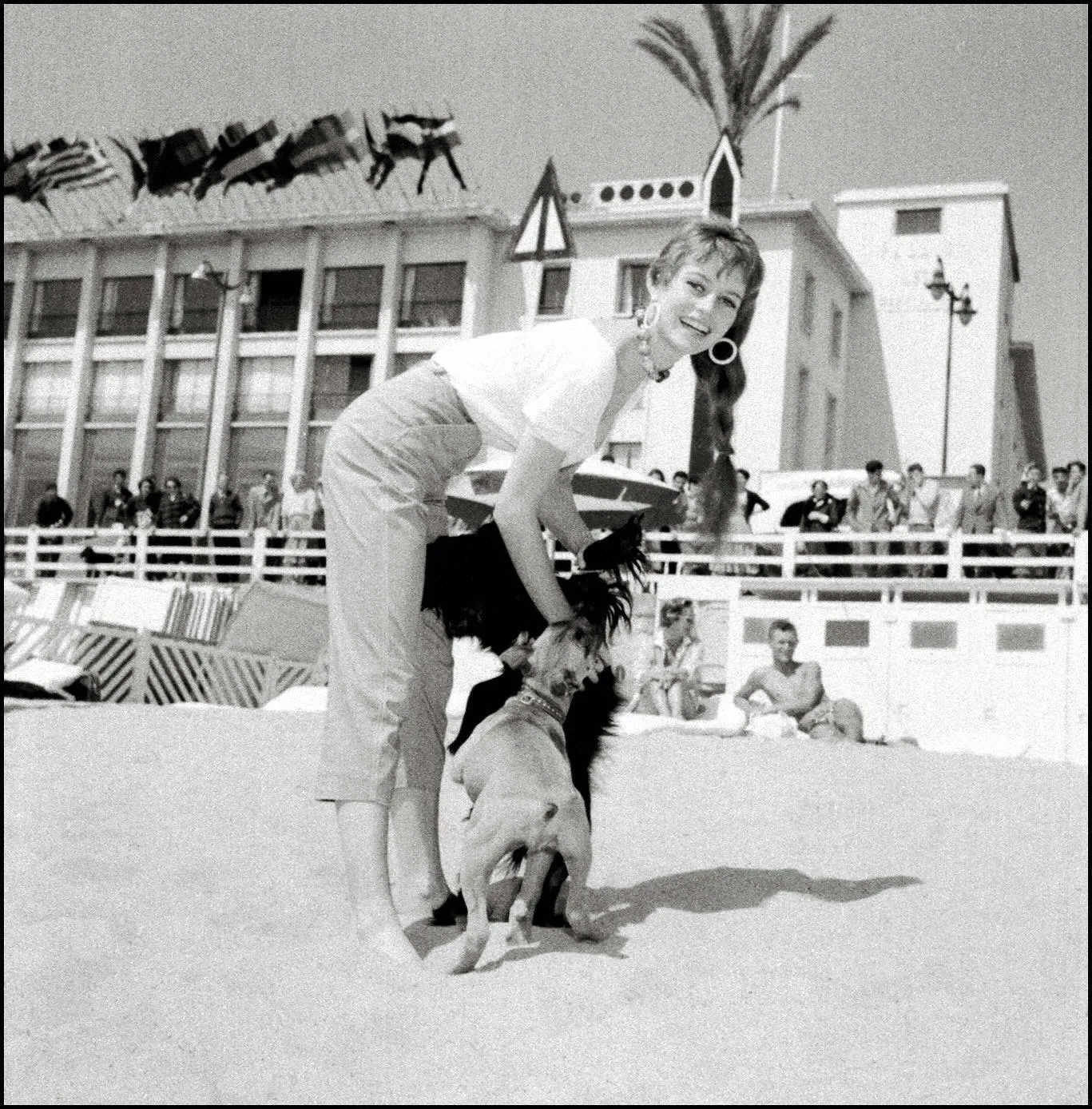 Brigitte Bardot na plaży w Cannes w latach 50. XX wieku