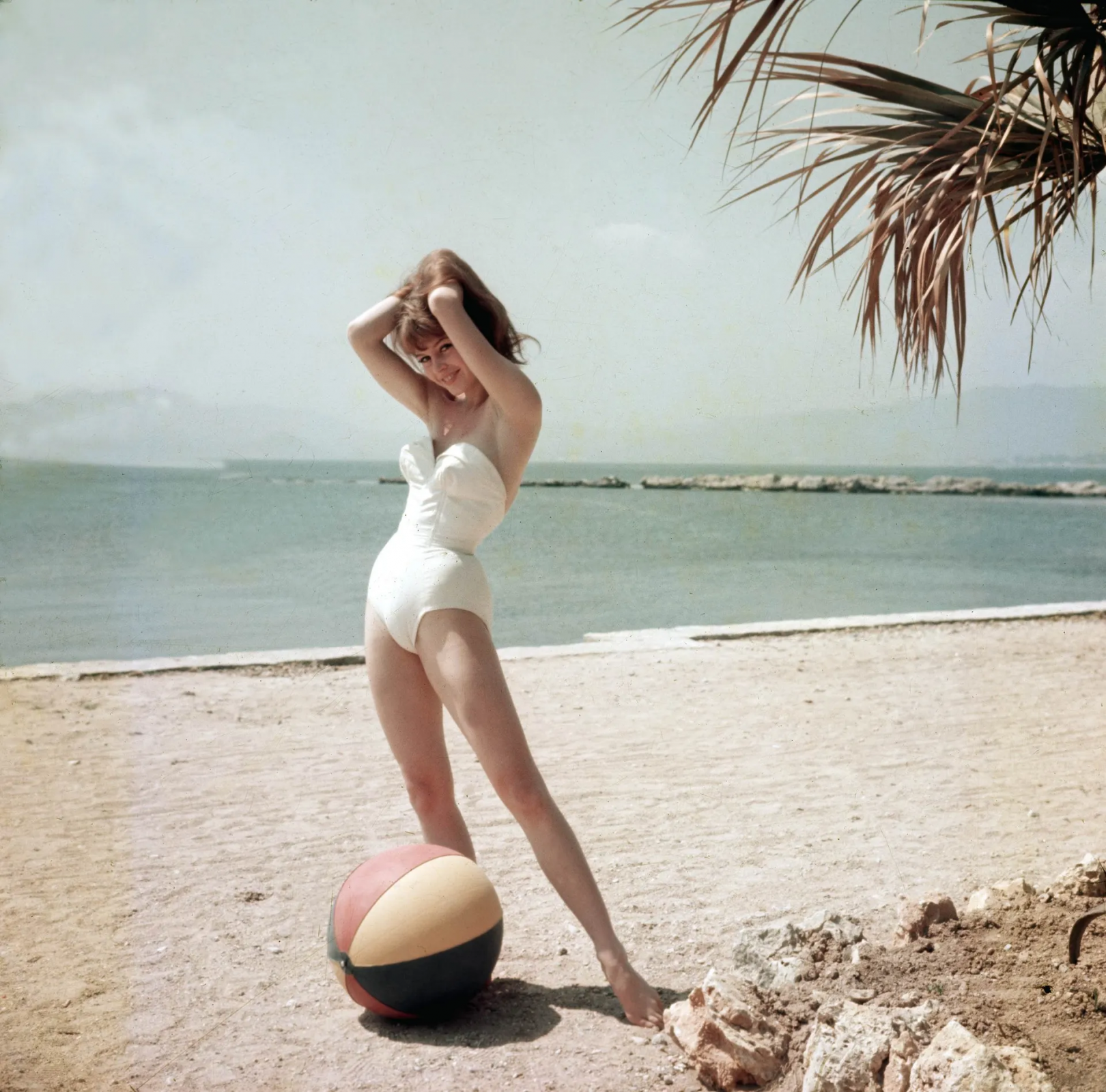 Brigitte Bardot na plaży w Cannes w maju 1955 roku