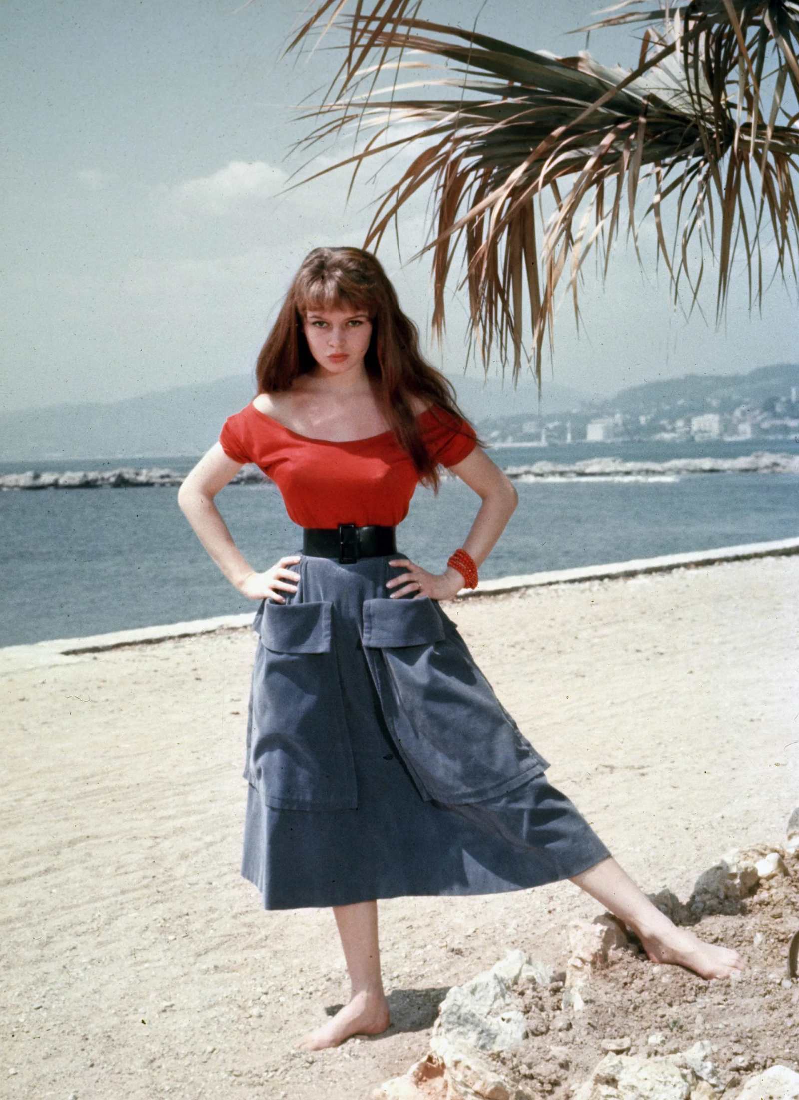 Brigitte Bardot na plaży w Cannes w maju 1955 roku