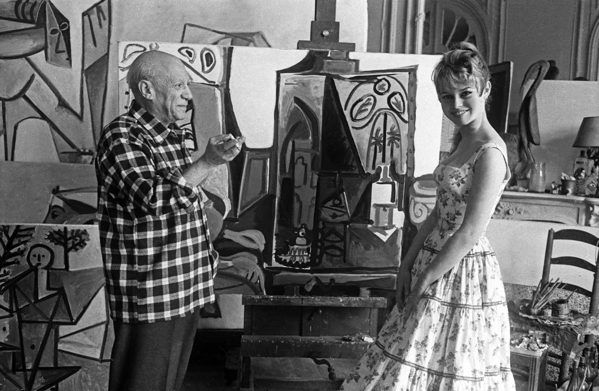 Brigitte Bardot i Pablo Picasso w jego studiu podczas festiwalu w Cannes w maju 1956 roku