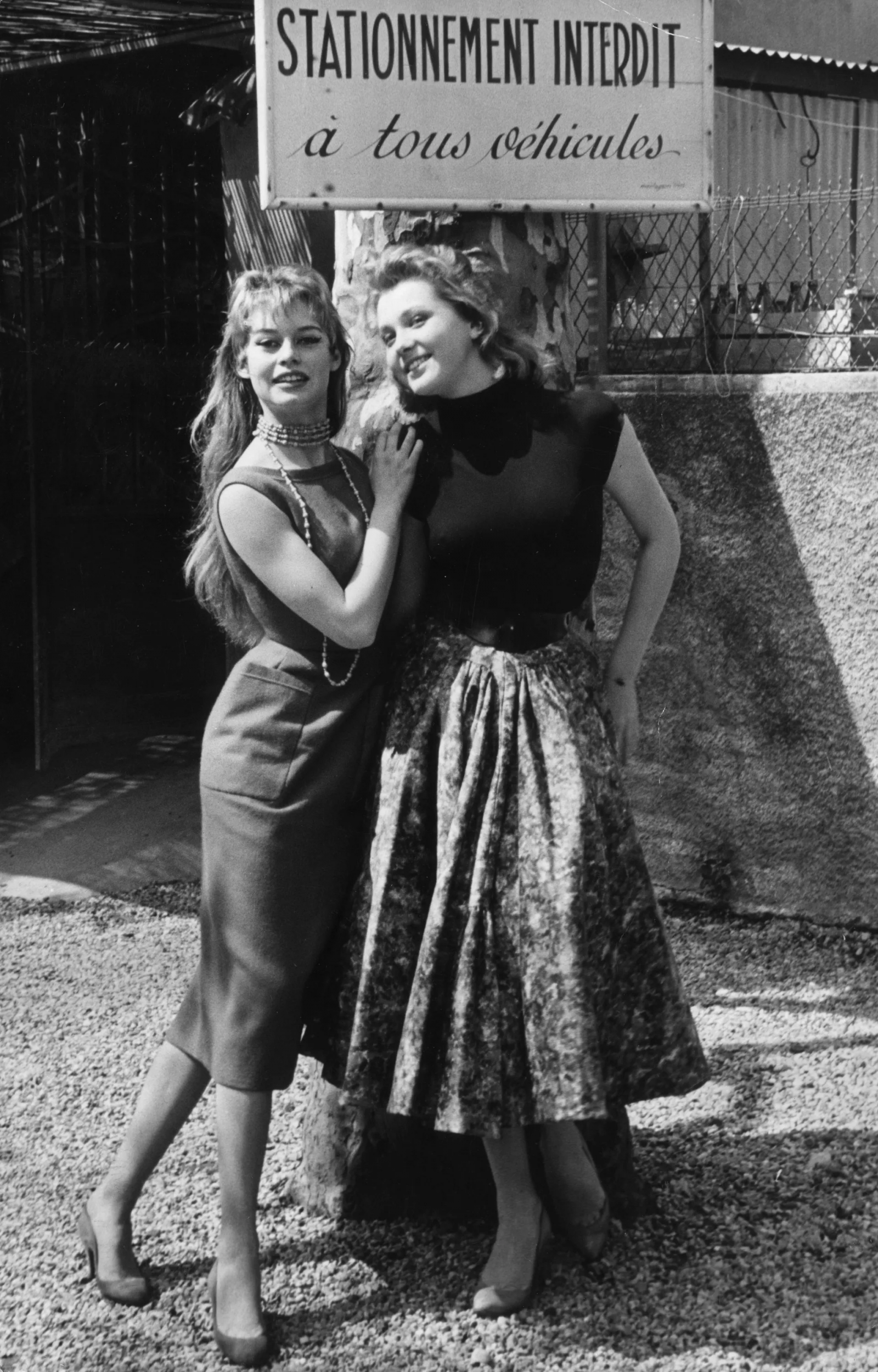 Brigitte Bardot i Isabelle Corey podczas festiwalu w Cannes w 1956 roku