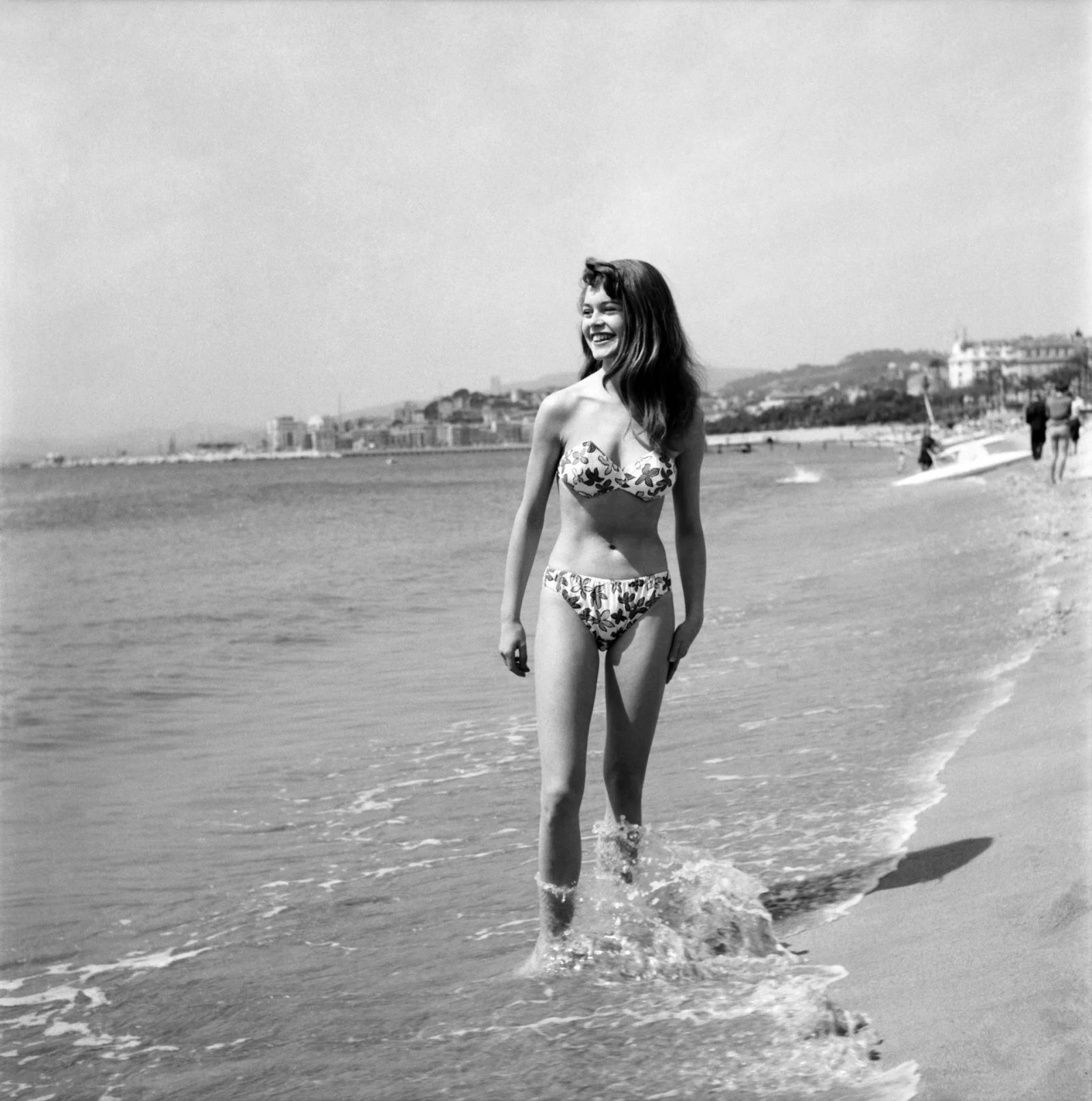 Brigitte Bardot na plaży podczas Festiwalu Filmowego w Cannes w 1953 roku