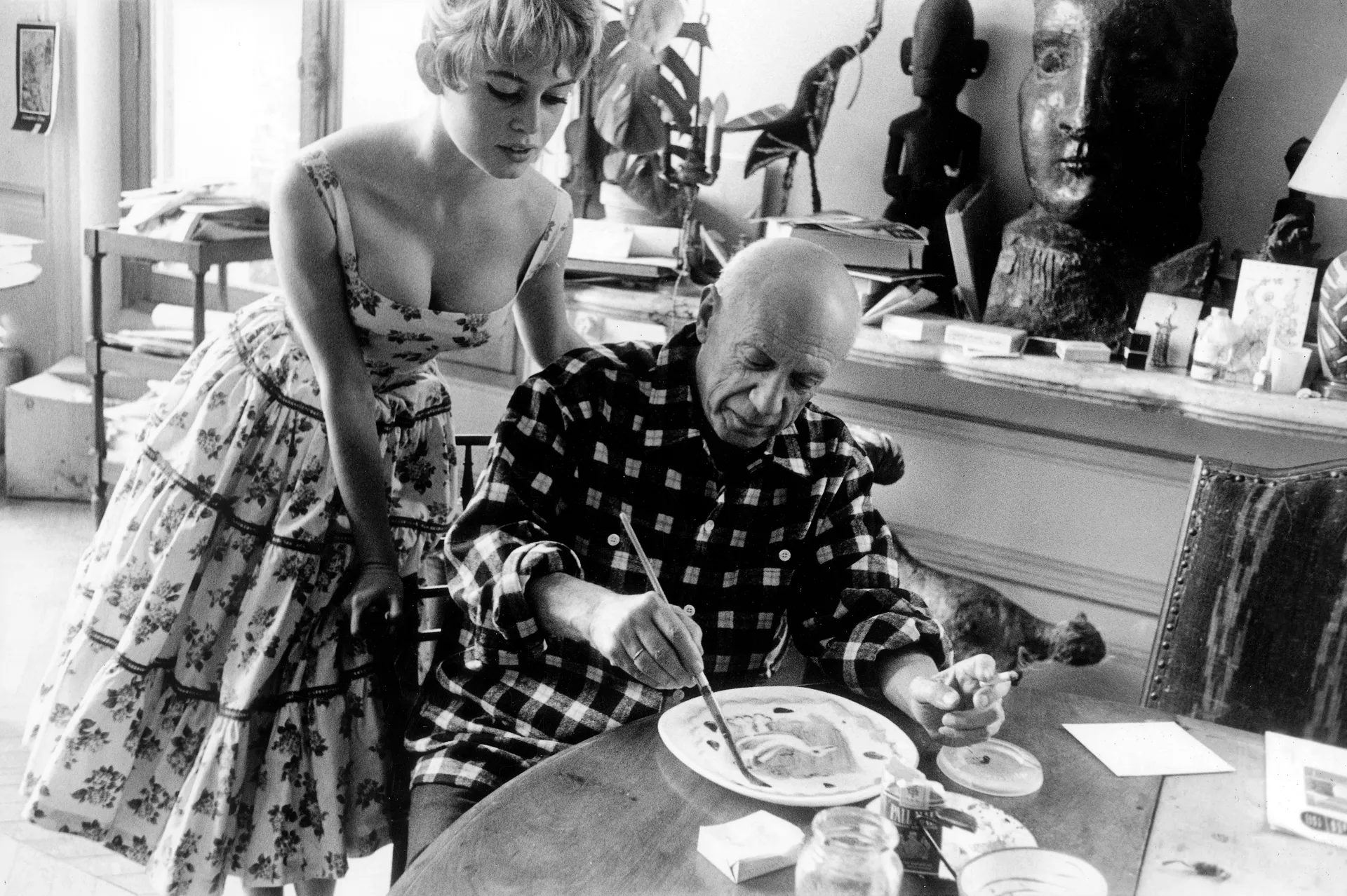 Brigitte Bardot i Pablo Picasso w jego studiu podczas festiwalu w Cannes w maju 1956 roku