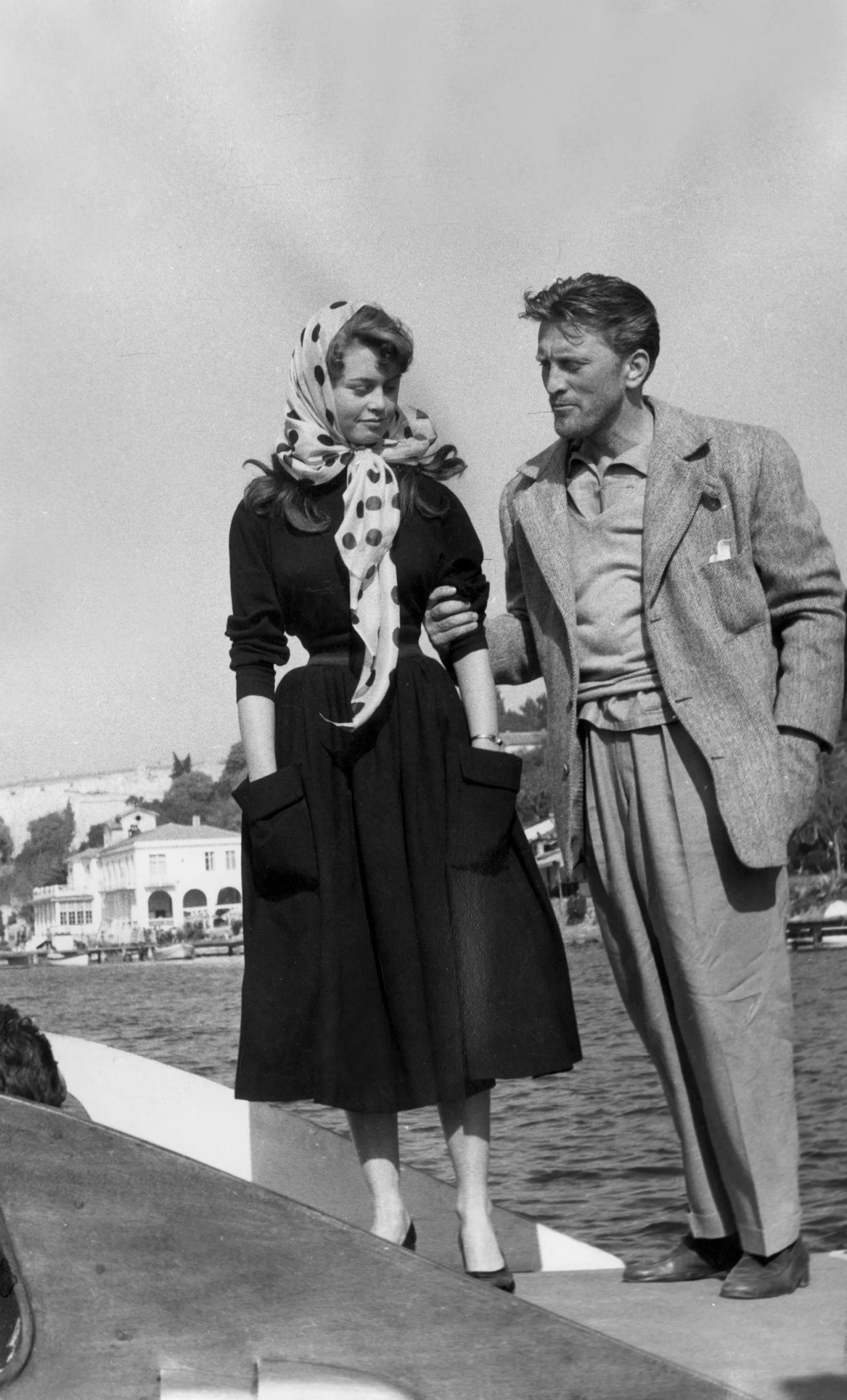 Brigitte Bardot i Kirk Douglas podczas festiwalu w Cannes w 1953 roku