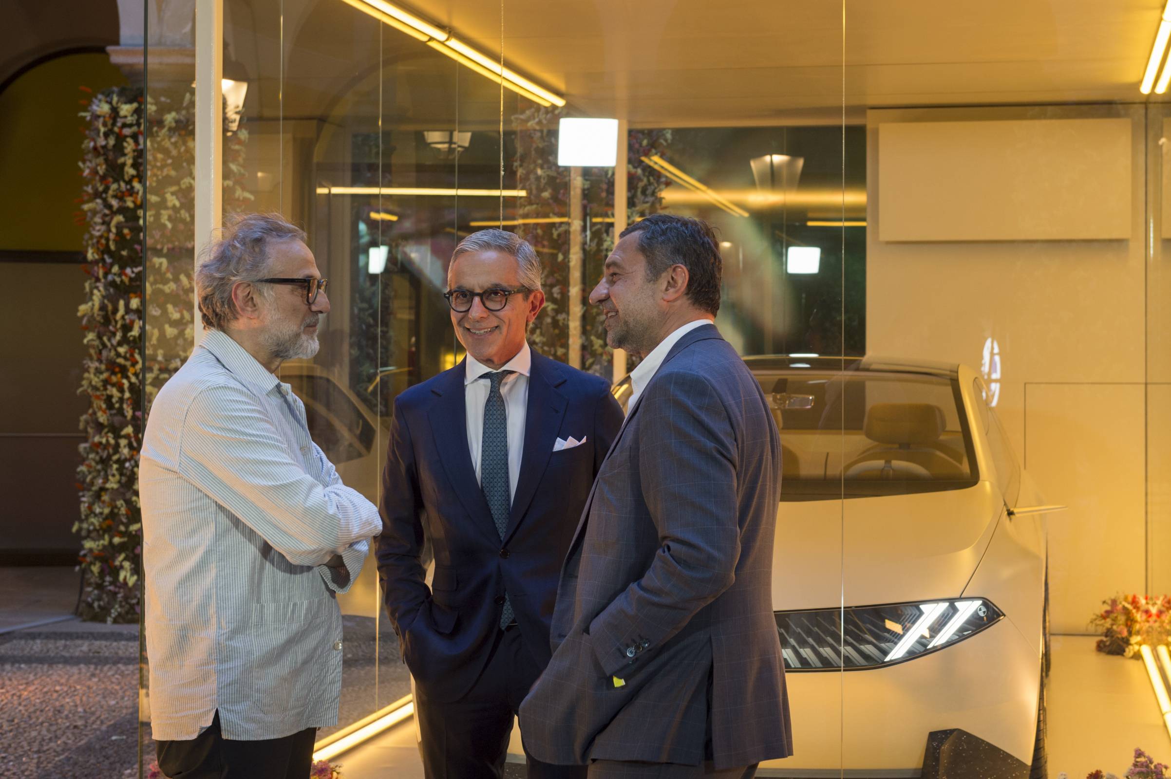 Chef Massimo Bottura, Massimiliano Di Silvestre CEO BMW Italia oraz Gianluca Durante Sales Director BMW Italia