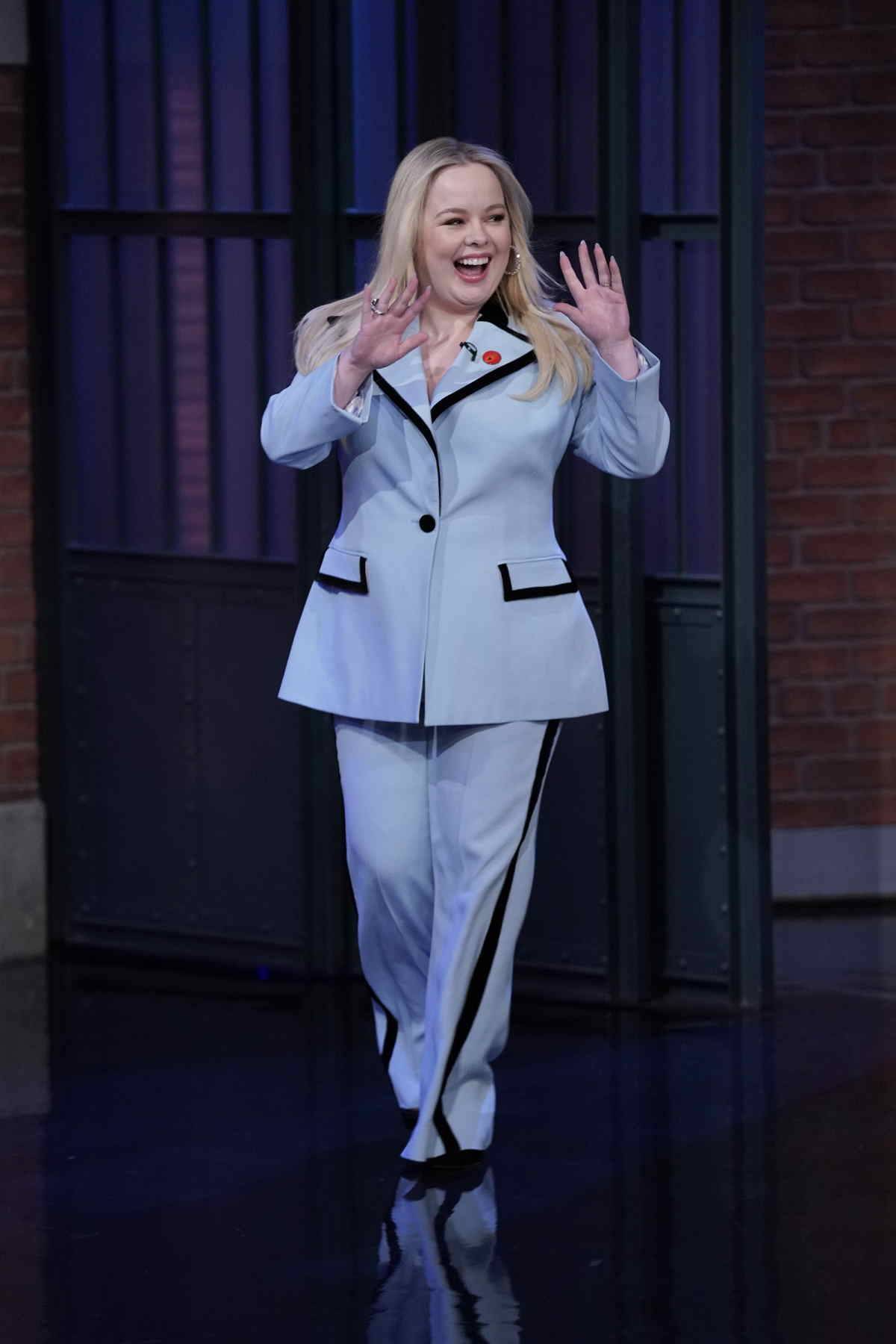 Nicola Coughlan jako gwiazda „Late Night Show” w garniturze Niny Ricci