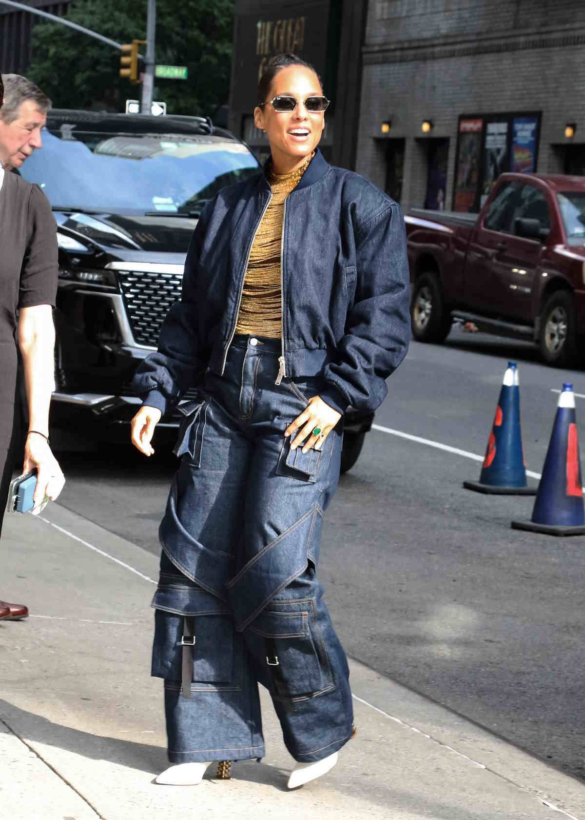 Alicia Keys zachwyca w denimowej bomberce