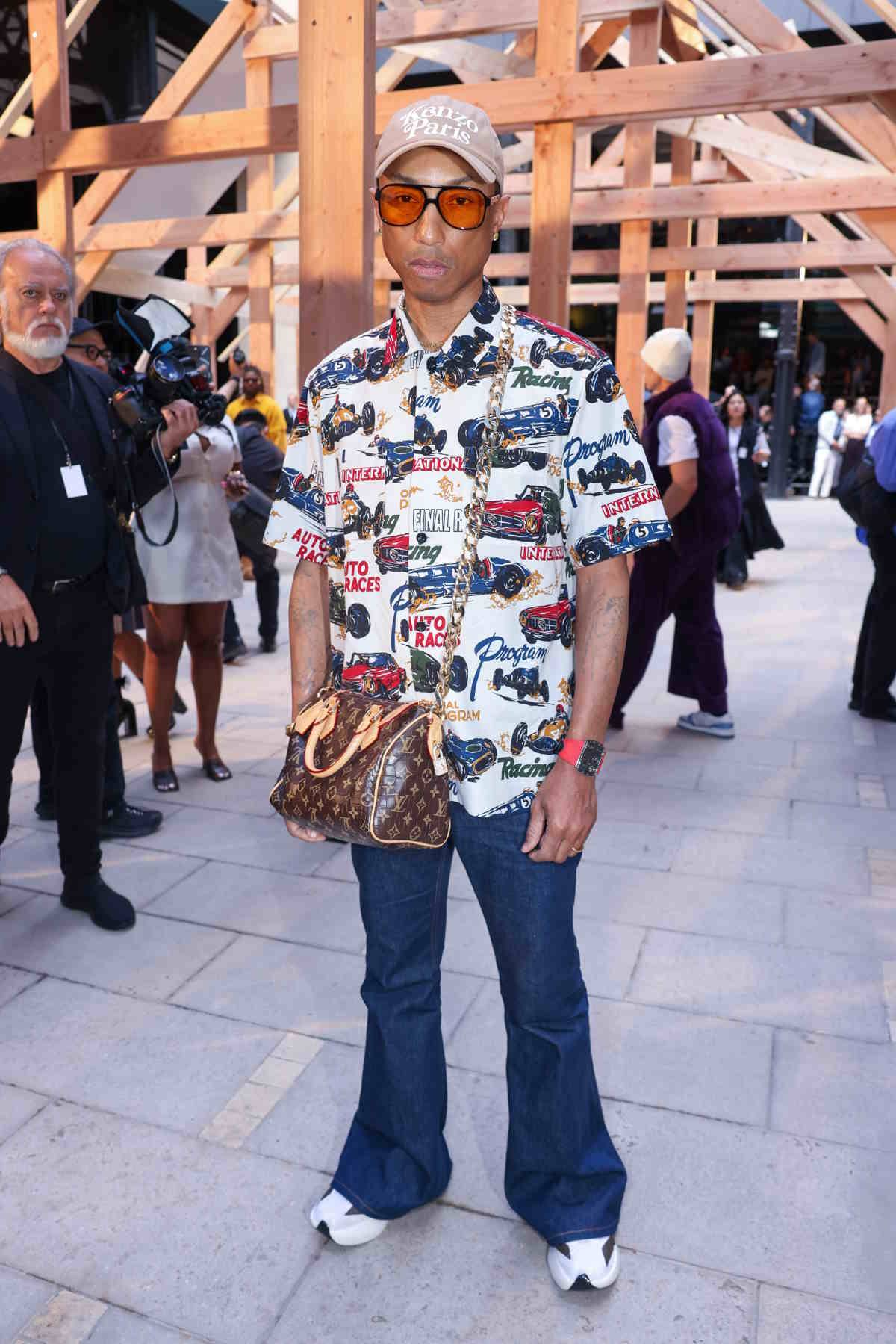 Pharrell Williams nosi niebieskie jeansy z szeroką nogawką