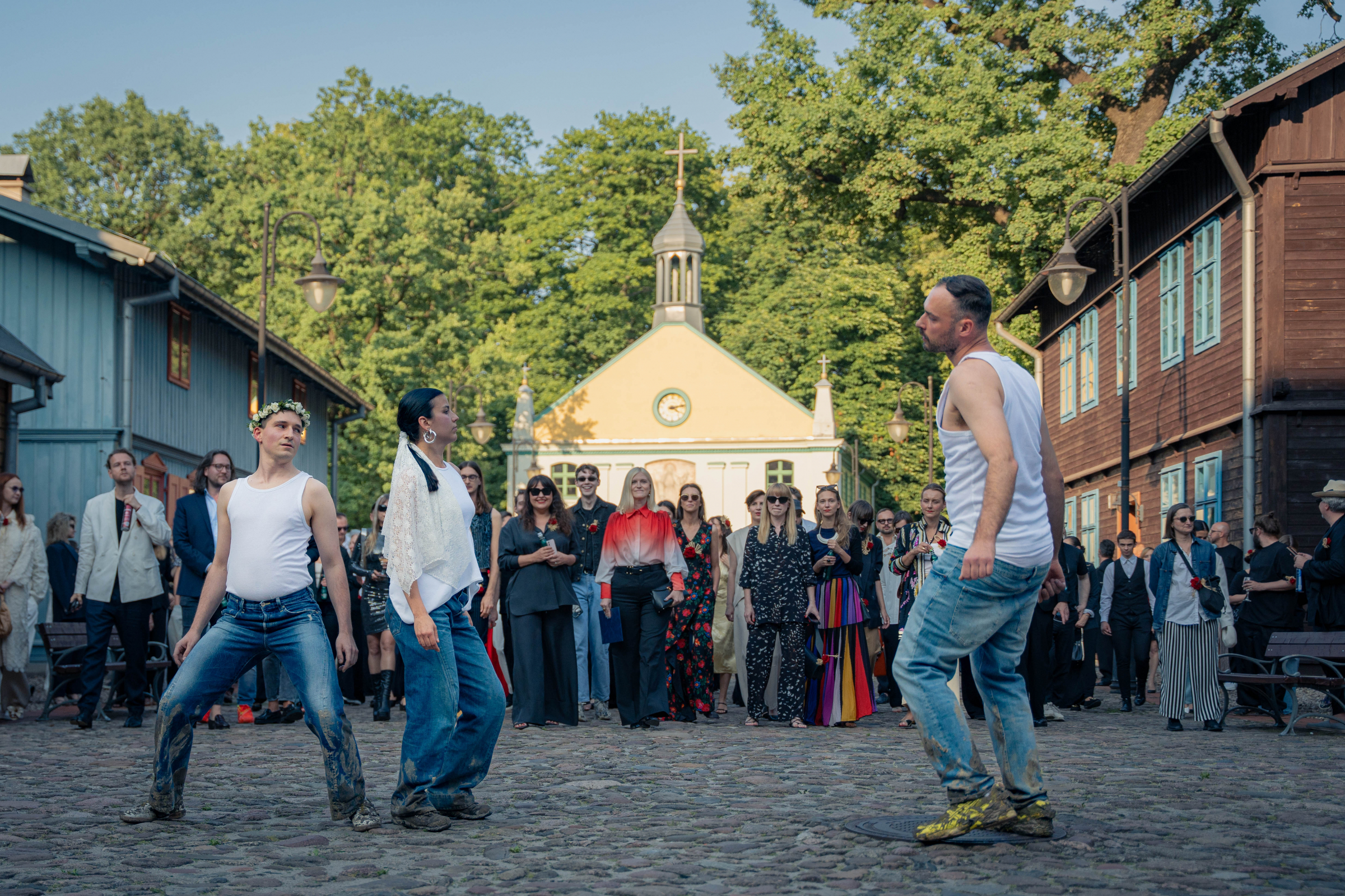 Choreografem  performancu był Paweł Sakowicz. Zatańczyli: Jan Sarata, Bartosz Ostrowski,  Sara Kozłowska, Ulyana Zaruba i Karolina Krynicka