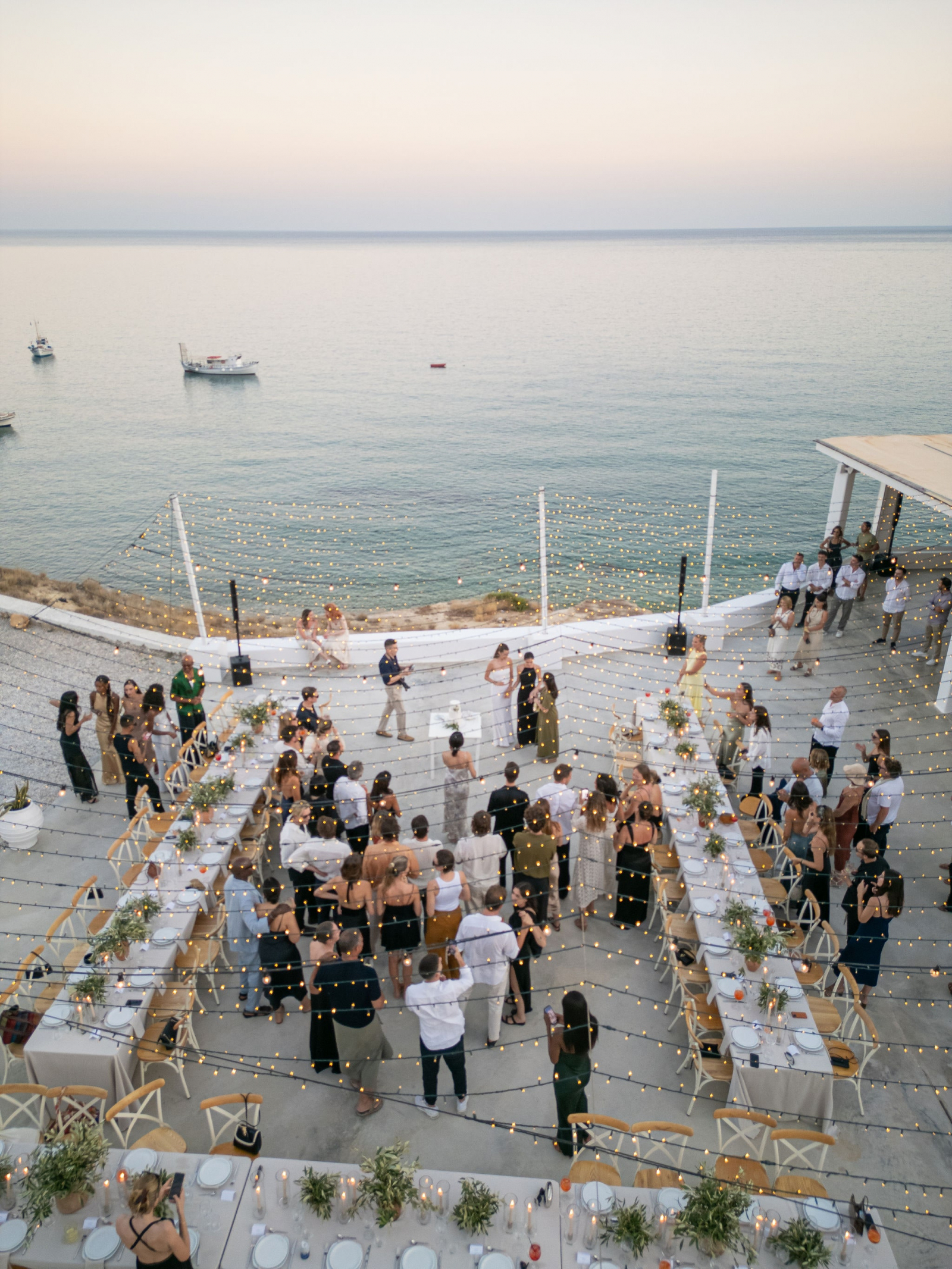 Nasza cudowna wedding plannerka Chrysoula Klimegkou z Think Happy Events miała związki ze wszystkimi naszymi ulubionymi miejscami na wyspie.